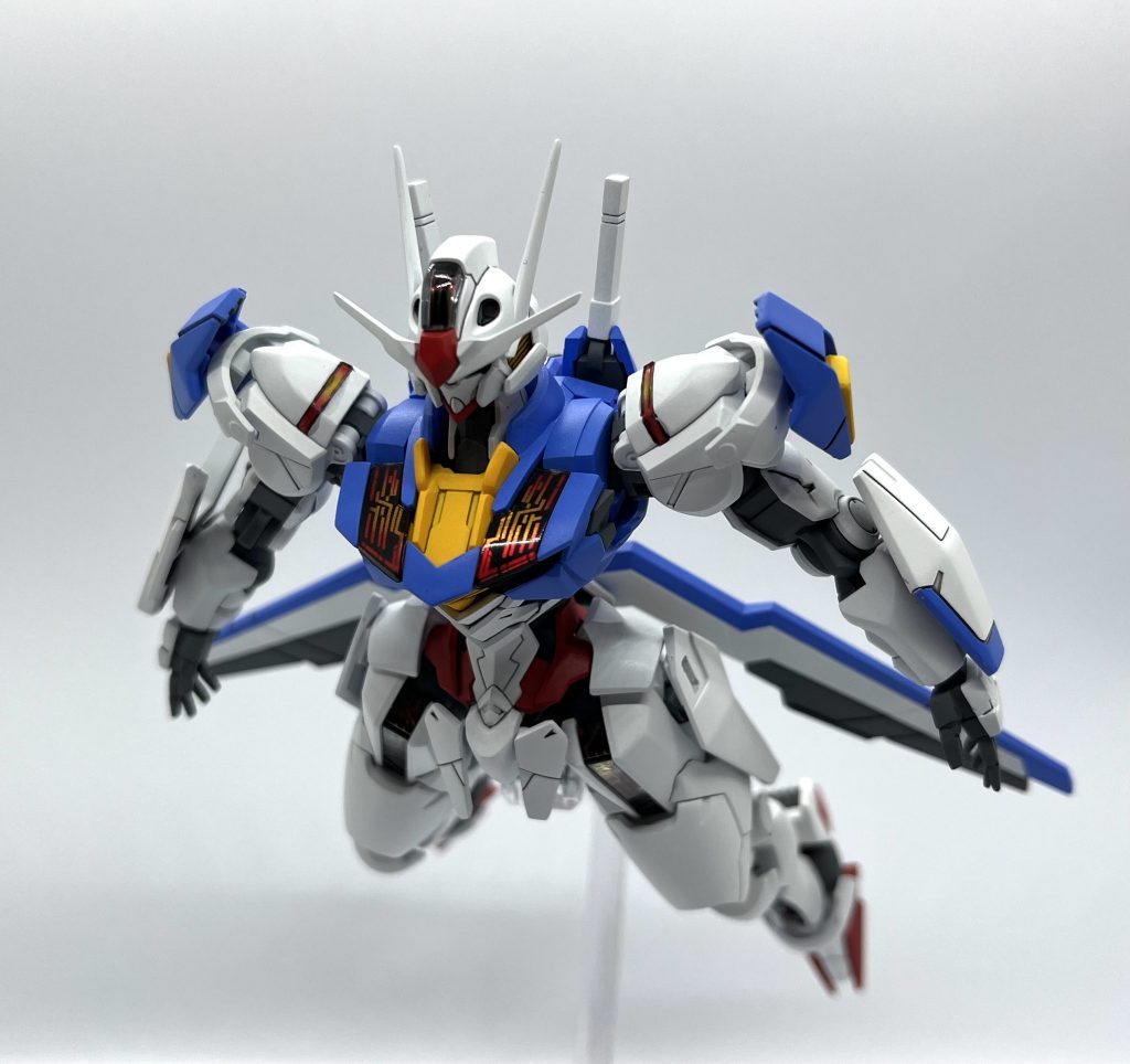 肩のシェルユニットにもUVレジンを垂らしています。