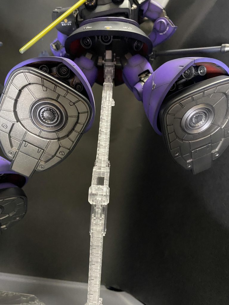 足裏にコトブキヤやWAVEのパーツでディテールアップ。スカート内のバーニアはビルダーズパーツに、足中のバーニアはWAVEに変更しています。完成したらほぼ見えない…