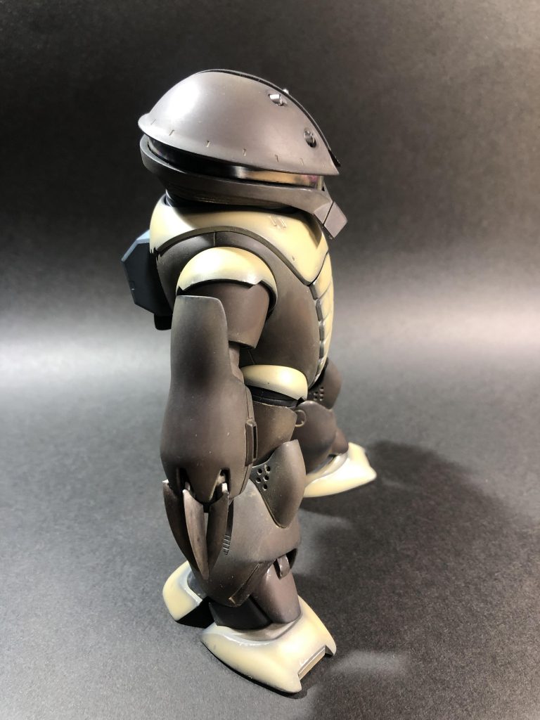 肘膝下をズゴックEのものを使って機動力ありそうに制作してみました。同時期のモビルスーツでどちらも水中用なせいか違和感なくアッガイらしく出来上がったと思います。