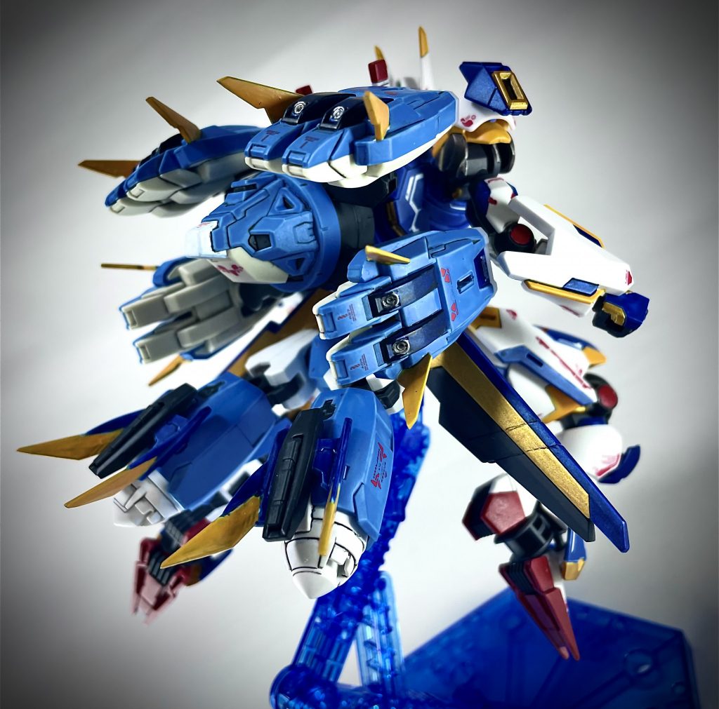 接続パーツを多少いじりましたが、大きな改造はしていません。プトレマイオスアームズは本体とは違う明るい水色で塗装してみました。背中にボリュームが出てかっこよくなりました。