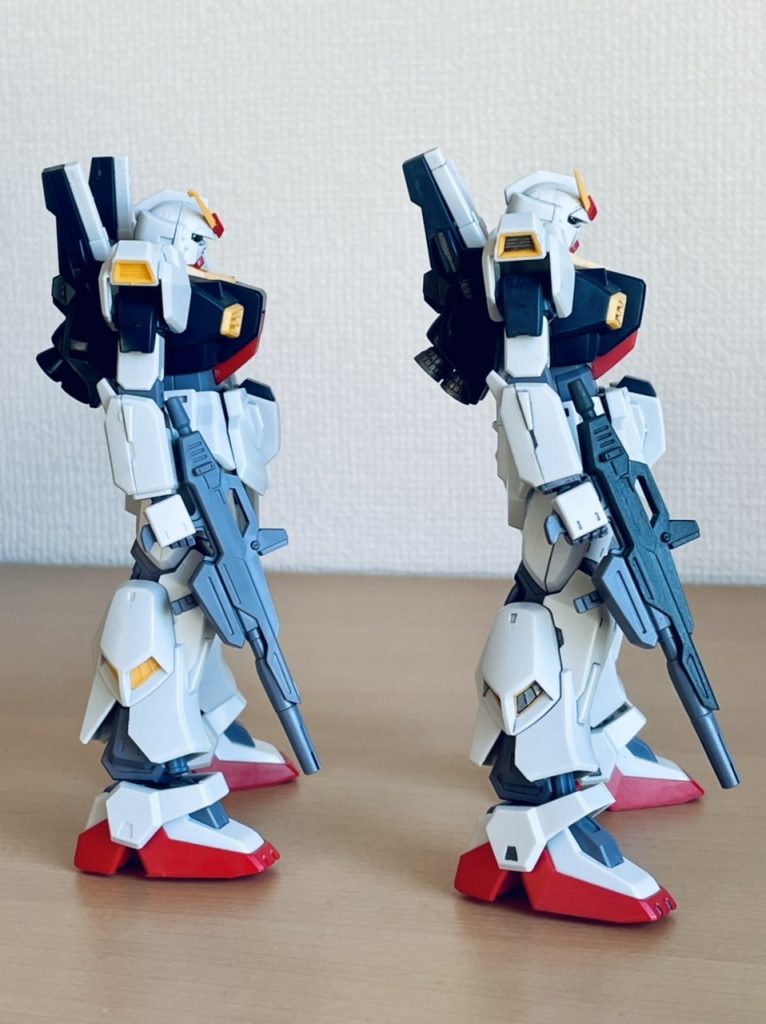 パチ組みとの比較、横から。股関節軸を下げて太腿が伸びて見えるようにしたので、バランスを取る為にスネを短縮。足の前半分をスペーサーかまして前方に延長。'84年頃の模型誌では足デカが流行ってた記憶。