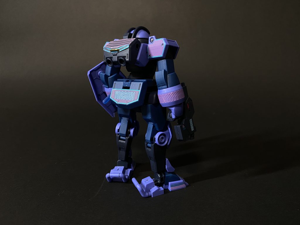 ぐるっと全身。成型色を活かし、600番で表面処理→半光沢トップコート→スミ入れ→マーキングシール→つや消しトップコート、と段階を踏み作成。