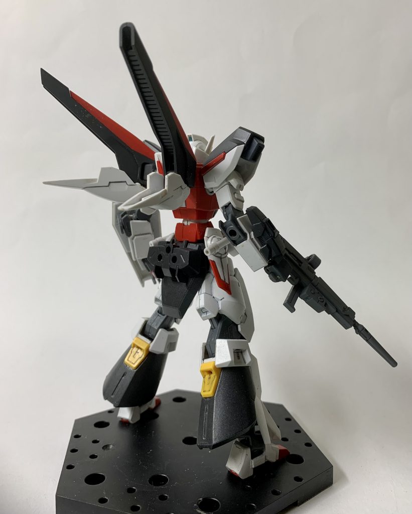 背面という事で、心機一転作成した新製アクセルガンダムの最大の特徴は、後ろ腰の横2連装3ミリ穴で、最近のHGガンプラのバックパックがそのままくっつく様になっています。