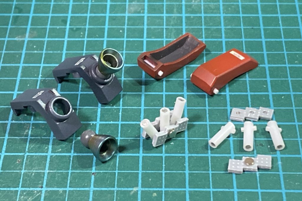 グレネードラックは初期型からは切り落とし、リバイブ版のフタを少し削ってサイズ合わせ。プラ棒で軸を追加、開閉固定は磁石です。バーニア基部は穴を開けてプラパイプを接着。適当なバーニアにボールジョイントを接着し差し込んだので、グリグリ角度変更できます。スモークディスチャージャーはガンタンクと同様にプラ棒、プラ板で自作しました。