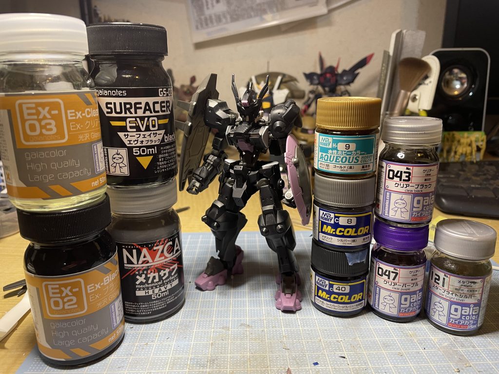 今回のカラーレシピ外装:黒サフ→ミスターカラー8番→スターブライトシルバー→クリアーブラック、クリアーパープル→クリアーコーティングフレーム:メカサフ、各部分にシルバー、ゴールドを筆塗り
