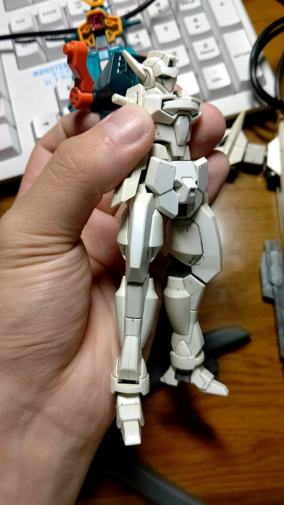 (今年の春に購入し夏の前半に完成させたもので写真もそんなに残ってないので断片的に)まずはバックパックの加工からすることにしました。程よい位置に軸を入れてガタつきもなく装備することが可能です。