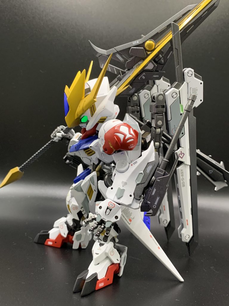 鉄血オプションセットやコトブキヤのウェポンユニット等で重武装にしましたおかげで重心が後ろに偏ってますが大剣が支えてくれてます