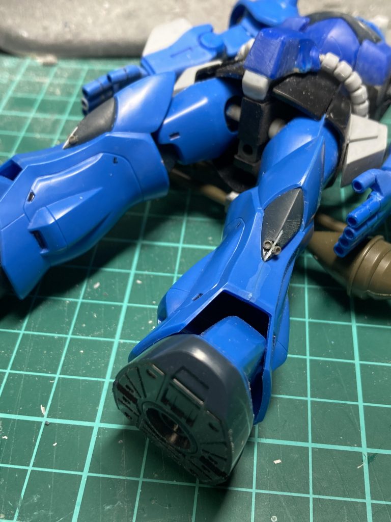脚の穴はコトブキヤのディティールアップパーツから。0.3プラ板をガイドにそれらしく。