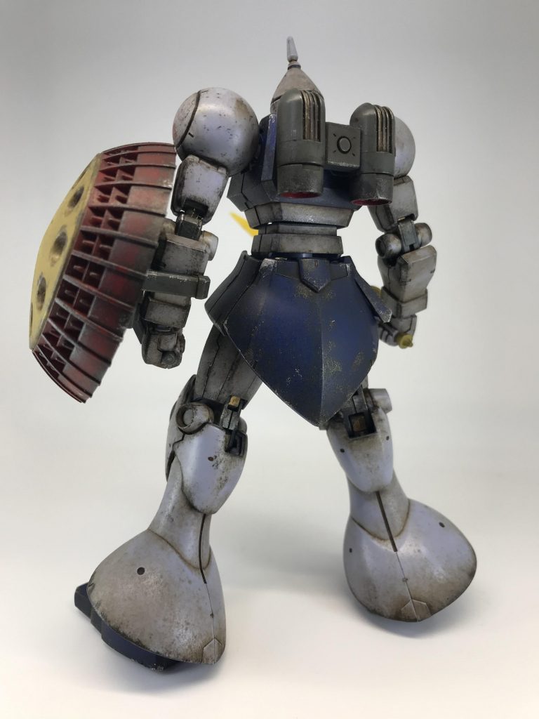 私の汚しの工程を簡単にご紹介①新聞紙の上で素立でバンザイポーズさせたキットに全方向からつや消しスプレーを吹いて30分くらい放置いやねバラしたり、持ち手つけて塗装ブース使うのも面倒なので…超時短🙄車庫やベランダ、野外でやるのがオススメです塗装ブースをお持ちの方は、私みたいに横着せずに塗装ブースを使いましょう😅