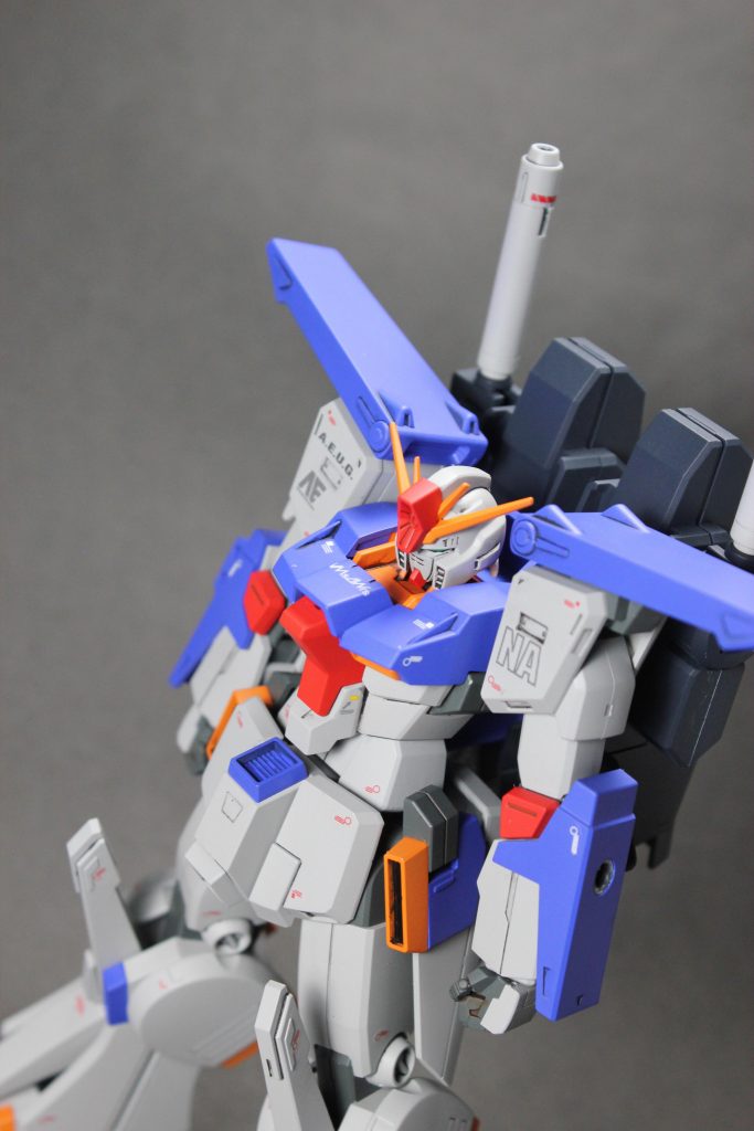 上半身はライトニングガンダムですが、塗装をしてしまえば完全にダブルゼータです。ちなみに全身のデカールはロボット魂のKa signature版ダブルゼータを参考にしてます。