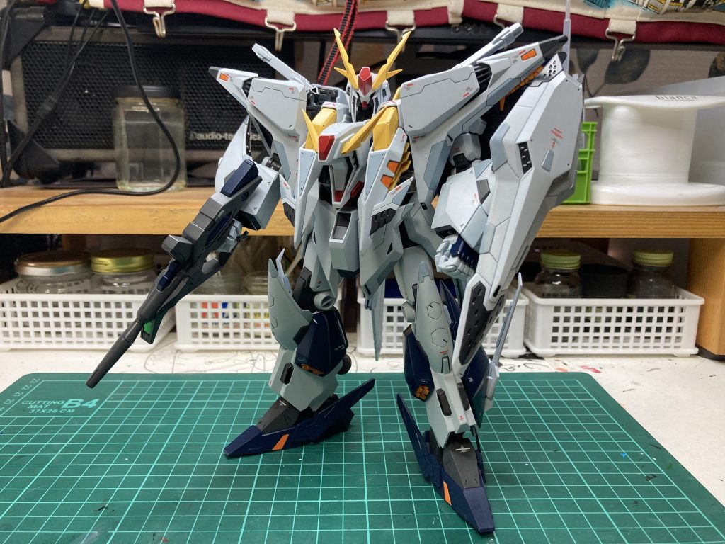 昨年の同時期くらいにナイチンゲールを作りましたがその時は表面処理なんてしていなかったので、サイズ的にはΞの方が小さいですが手間は倍くらいかかってます。最初はシンドかっただけの表面処理も、綺麗に平面出た時の嬉しさから徐々に楽しく感じてきました（ドM気質）あとはKPSってスジボリ難しいなとか、そんな学びもあったり。プラモ体力使い果たしたので、2022年はこれで〆として、12月は製作環境やディスプレイスペースの整備をして良い年末を迎えられるようにしたいです。ここまで長々とお付き合いありがとうございました！