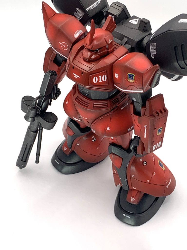 赤部はグレーサフ→レッドブラウン→レッド(調色)→クリアレッド+色の源マゼンタで濃いめの赤にしました。黒部は黒サフ→ファントムグレー→黒鉄色をフワっと塗装