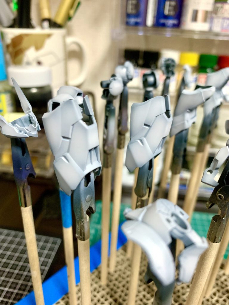 形状に助けられ、「それっぽくグラデーション出来てる風」に仕上がったかと思います塗りつぶしてしまうエッジと残すエッジの選択が難しかったです。青みを出したくクレオスネイビーブルー立ち上げから、ガイアEXホワイト+ガイアニュートラルグレー2少々+クレオスクリアーブルー少々にてグラデーションを入れました。