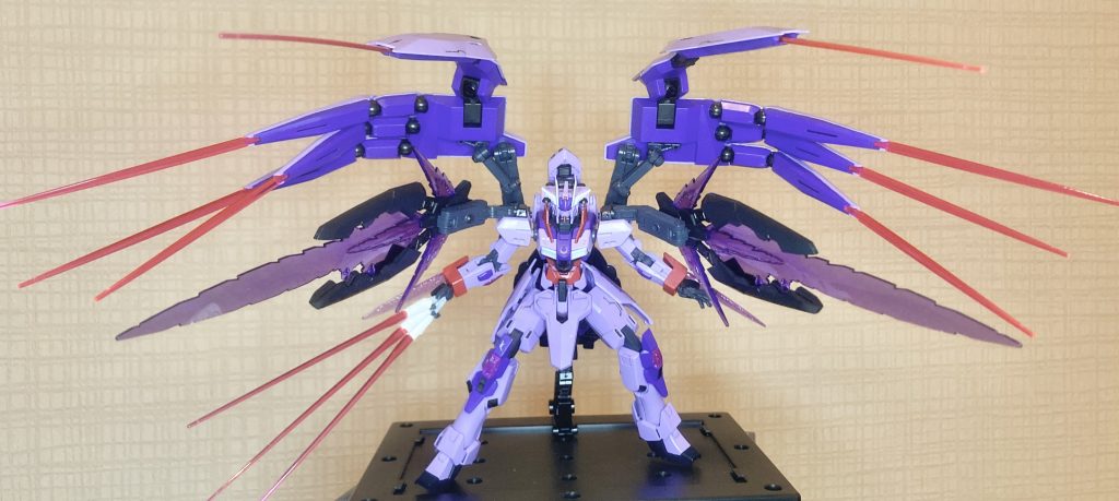 『戦争をしましょう』元ネタキャラのひたぎが無数の文具を両手にで持ってるのを再現したら、こんな強烈な装備に……。2対のクラブシザーズは大型ビームソード・ビームシールドにもなる複合兵装です。劇中でひたぎが怪異の蟹に行き遭ったことで体重が5kgになってしまった設定にならって、本機では重力下では自重を相殺するギリギリのラインで重量軽減効果を発生させる簡易ミノフスキーフライトユニットを、本体脚部脹脛・ビッグアームユニット・シェルシールド内部に搭載している設定で、40t級の重装タイプながら見た目に反して機動性はかなり高いです。実質的な重さはだいたい5tくらい?ビギニングガンダムのビームサーベル3本握りは、サイドアーマー裏に各3本ずつ収納してる設定です。