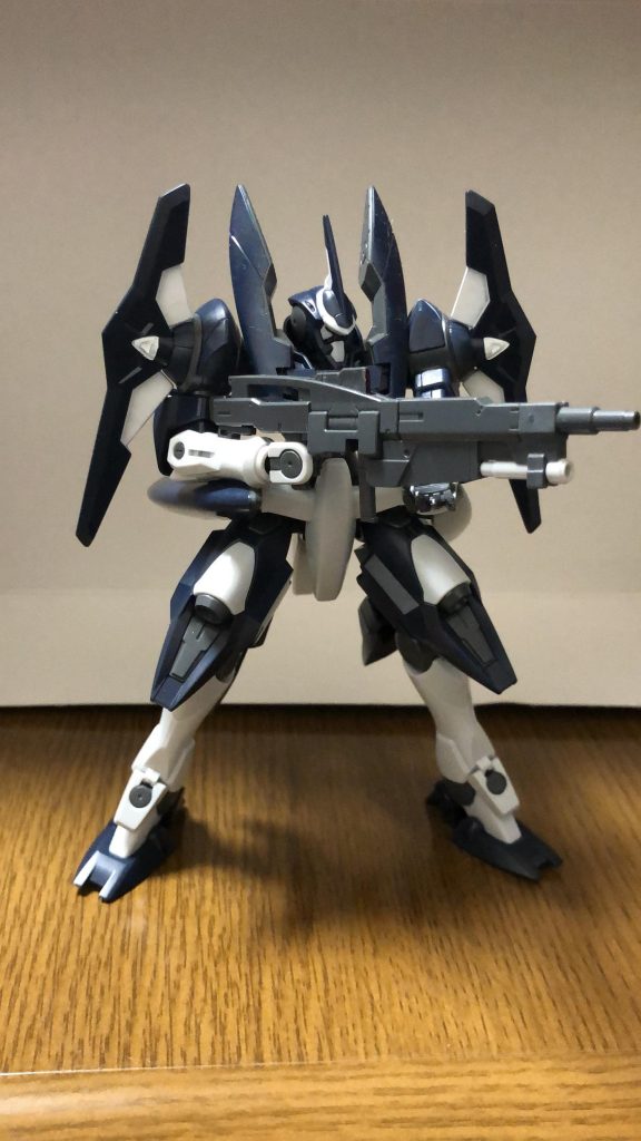 いくつかポージングしてみました。可動域はあまり無いですが、様になりますね。