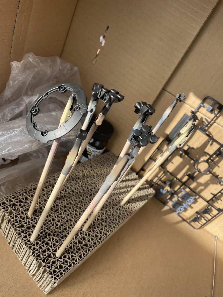 黒を吹き付けた状態。