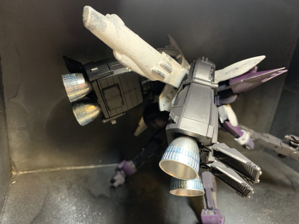 高機動で距離を取りつつ攻撃を回避してノンキネティックポッドでビットを無効にして一方的に狙撃する機体をイメージしました。