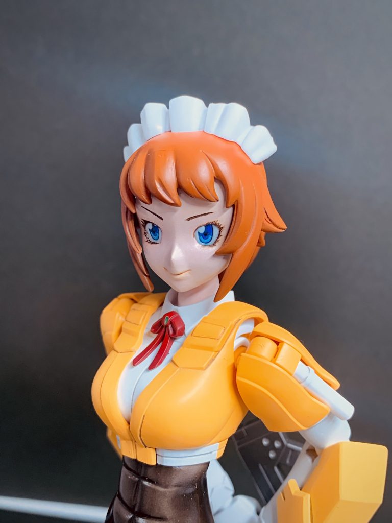 各所で言われてますが、眉が別パーツで太い＆離れて見えるため、パテで埋めてエナメル筆塗りで書いています。まつ毛も同じく。目はモールド入りパーツを塗り分けて100均の透明レジンでクリアっぽくしています。 