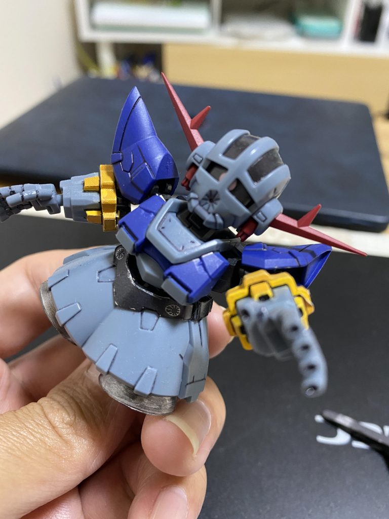 結構動きますが、良いポーズが浮かばない…。手が伸びるパーツは別売なのでないのです。自作しても良いのでしょうが、それはまたの機会に…。