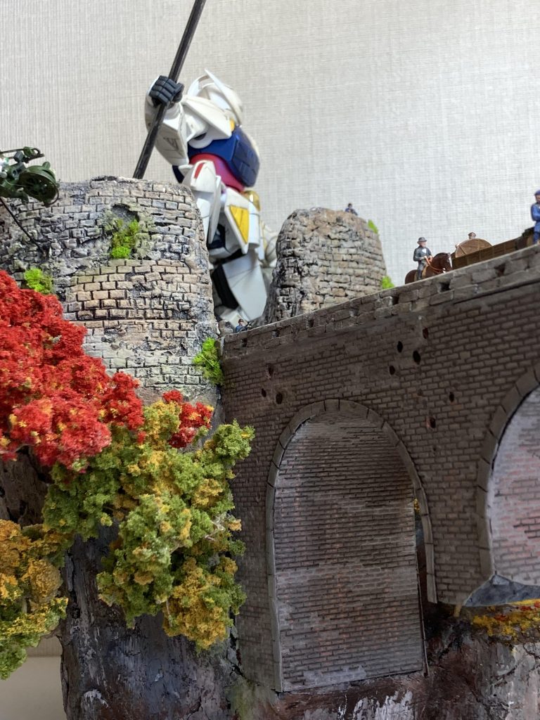 石橋は、ホームセンターで売っている発泡スチロールのブラックを芯に、煉瓦パターンのプラ板を貼って作りました。