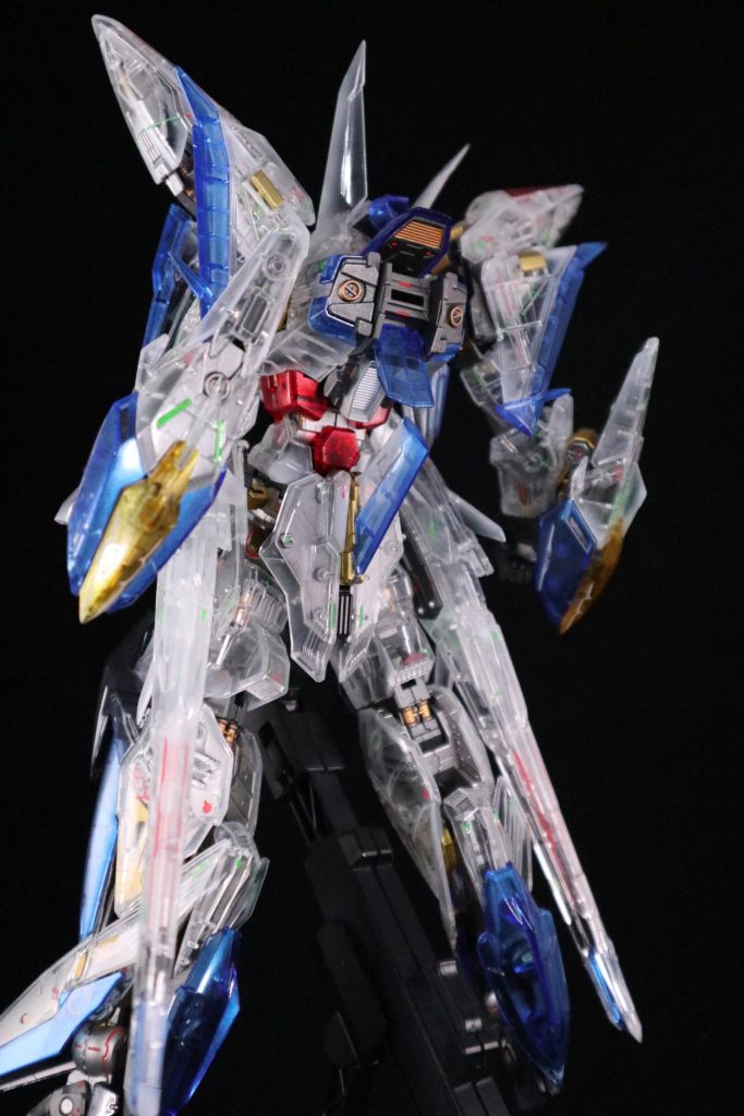 無色クリアーパーツにはホワイトでシャドウ入れてます。更にその下のフレームはジェラルミンで塗料してありまして、白い装甲っぽく見えればなぁと思います。組んでみた印象は塗装前だと可変機構もあるためか、緩くてフニャフニャした印象ありましたが塗装後は割とカッチリした感じあります。マスクは下のパーツが透けてごちゃごちゃした感じになってしまうので塗ってます。