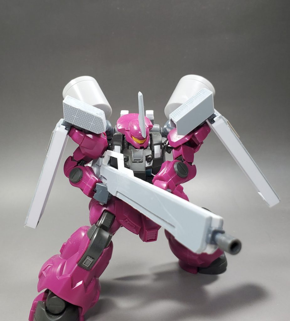 急ぎ両肩の追加装備を製作。ゼクアインの第三種兵装のマシンガンも作りました。