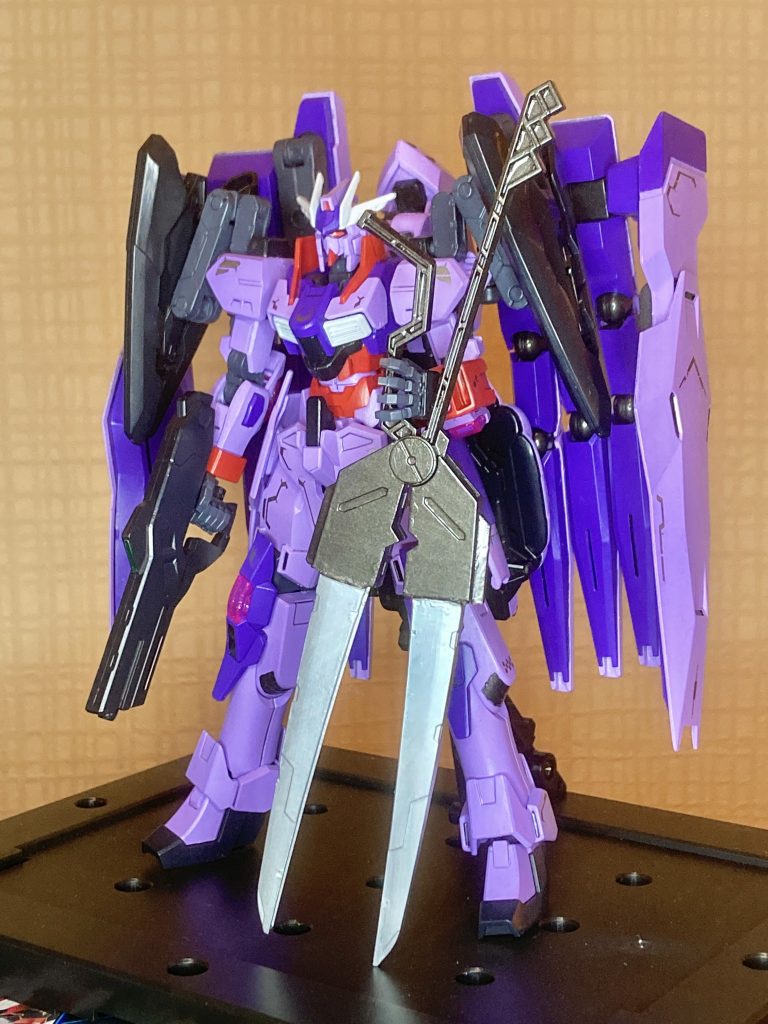 【いつものアングル】何年か前にトライエイジの武装が蟹のハサミっぽいところから、アシュタロン系を作る計画を立てました。その時はまだ普通にビルドアシュタロンにしようとしていたのに、HG ジャイオーンを入手した事がきっかけで更なる魔改造プランになってしまいました。当初はアシュタロンと同じにバックパックからシザーズアームを伸ばす予定だったのですが、今回の機体ではそれが出来ない仕様だったのと、さすがに背中が重過ぎたので、スターバーニングの肩部を流用して肩にシザーズアームユニットを接続してます。