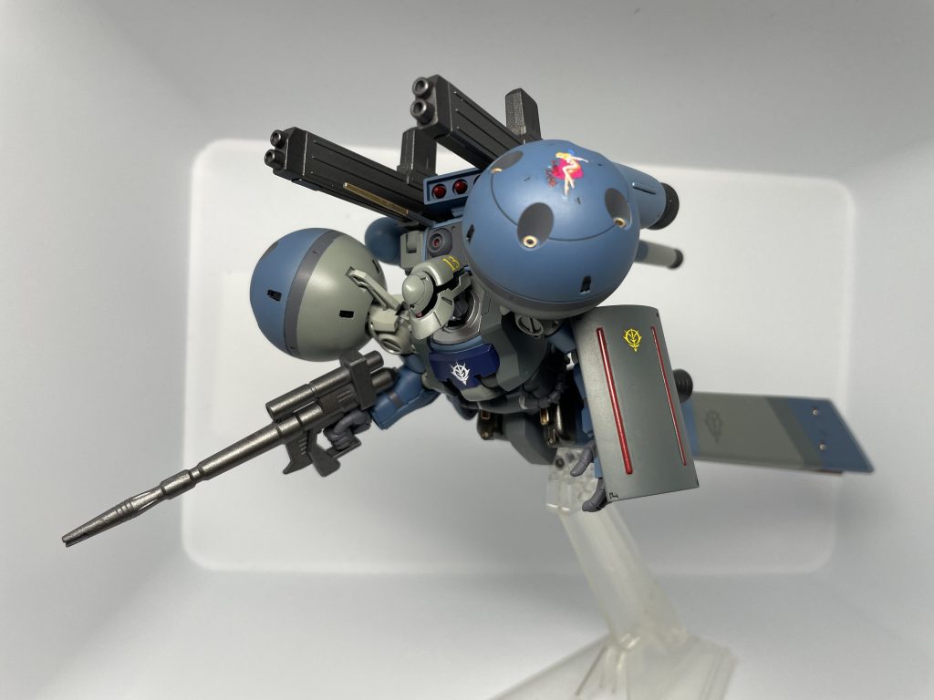 元グラナダ駐屯の第七師団に所属していた高機動型ザクのパイロットがデラーズフリートに合流、愛機のR-1ザクが修復不能になった為にR-1をベースに改良を加えたワンオフのドラッツェと言う設定です。