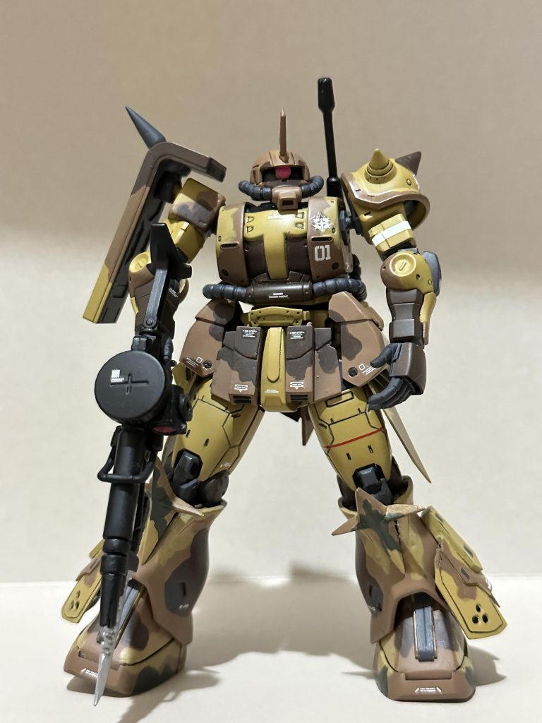 モノアイ、サーベルはUVライトに反応して発光します。