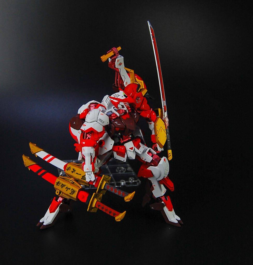 サイドアームのように前方に出すと、何か重い感じを与えた。