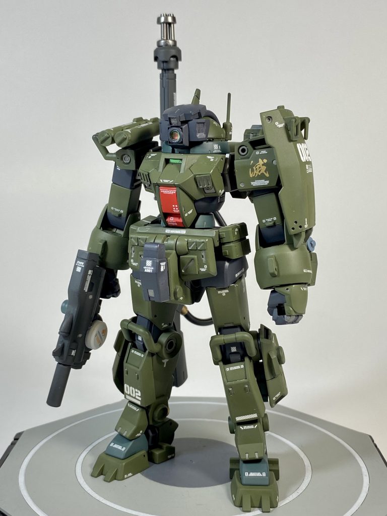 全面から 地球寮に持ち込まれる遥か前、アーシアンとスペーシアン の戦争で使われるていた頃の姿。 エースパイロット機用に限界までチューンが施されており、地球圏の戦場で「緑の悪魔」と恐れられた機体だった。