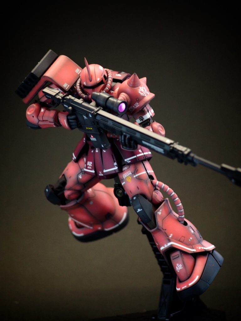 デカールは、RGシャア専用ザクのものを使っています。