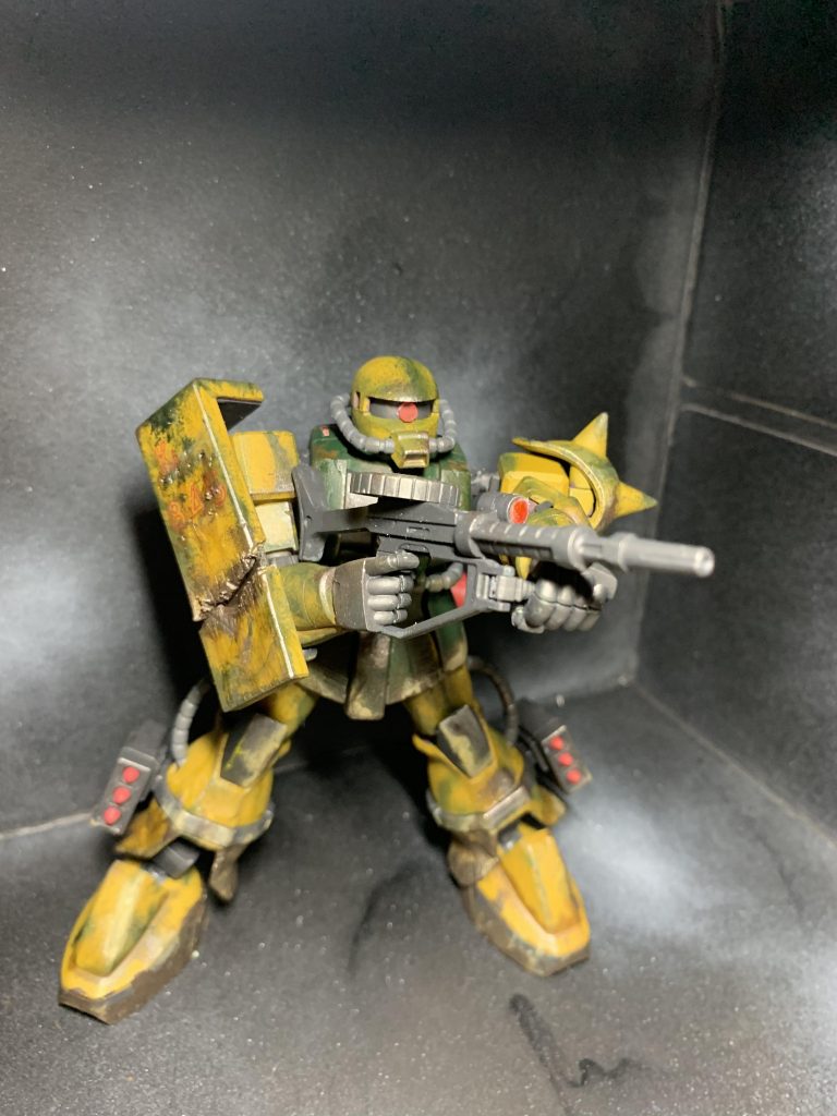 塗装はアクリジョンとアクリルガッシュで筆塗りをして、つや消しを吹いてウェザリングをしたり光沢クリアで雨だれを再現しました。本体は合わせ目消しとダメージ加工をして膝関節を後ハメ加工してます。