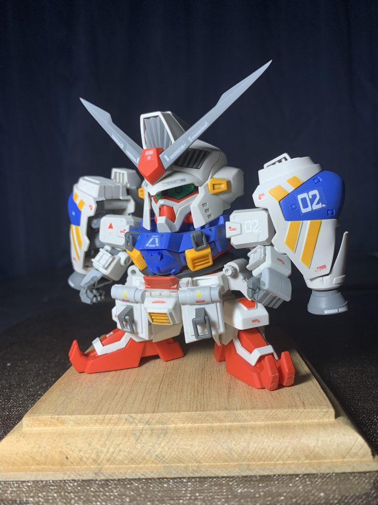 頭部の出来の良さに反して胴体のプロポーションのバランスが悪かったので、プラ板などで加工して首から下を大型化して改修。程よくなりました。