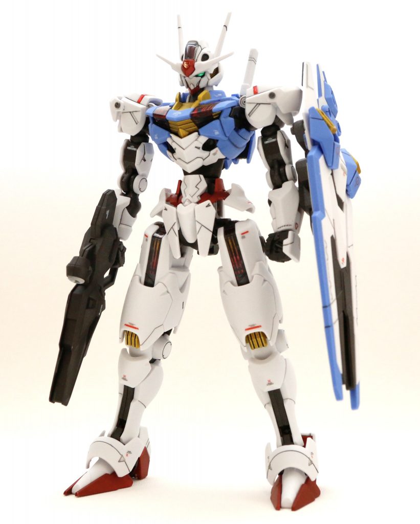 腹部延長と股関節逆付けでかなりスタイルがシュッとしました。レジンを盛った目はよく反射してくれていい感じ。アオリで撮ると目が大きく見えて劇中っぽくなります。