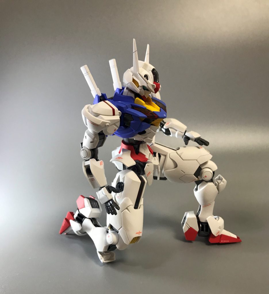 印象的な番組イラストのポーズもこの通り。手はビルダーズパーツを使用しています。