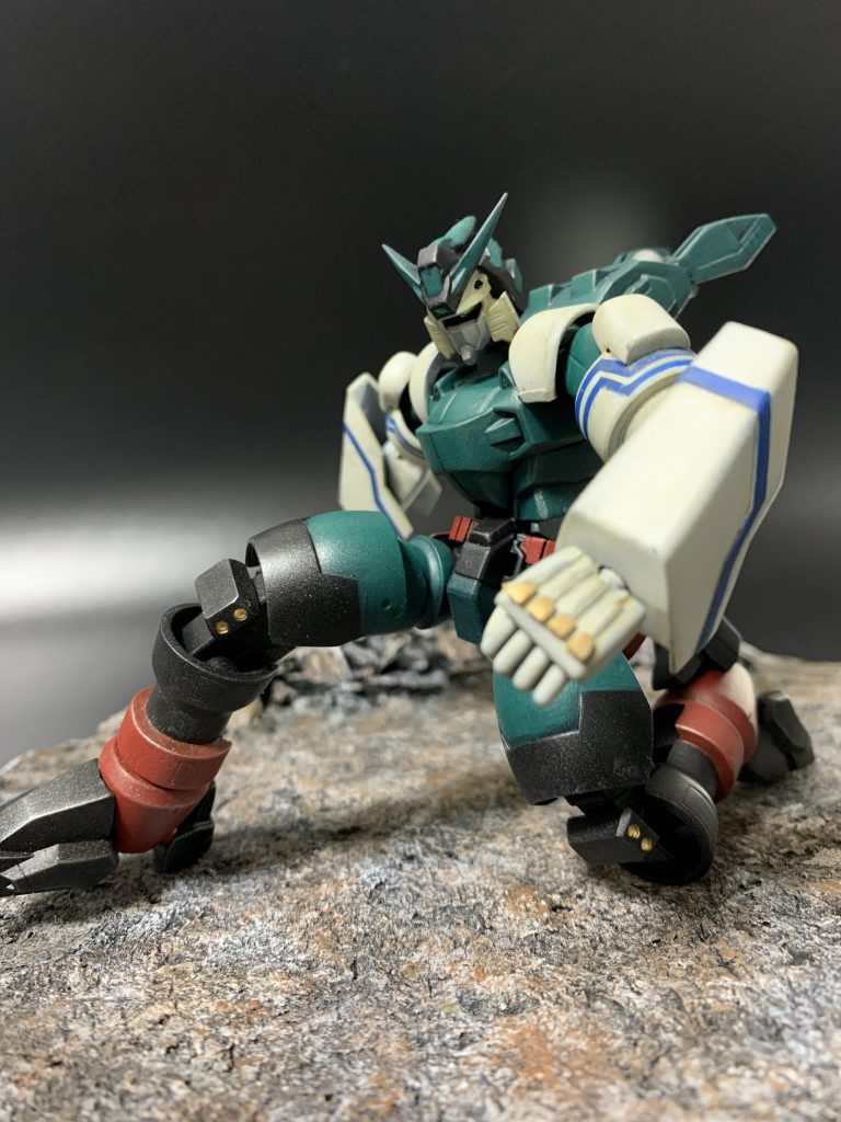 シャイニングの腕そのままは使えませんでしたが、肩アーマーをガントレットに流用したのが個人的に気に入っています。下半身はシャイニングの面影ほぼないですが、部分的にシャイニングのパーツ切った貼ったして活用はしています。