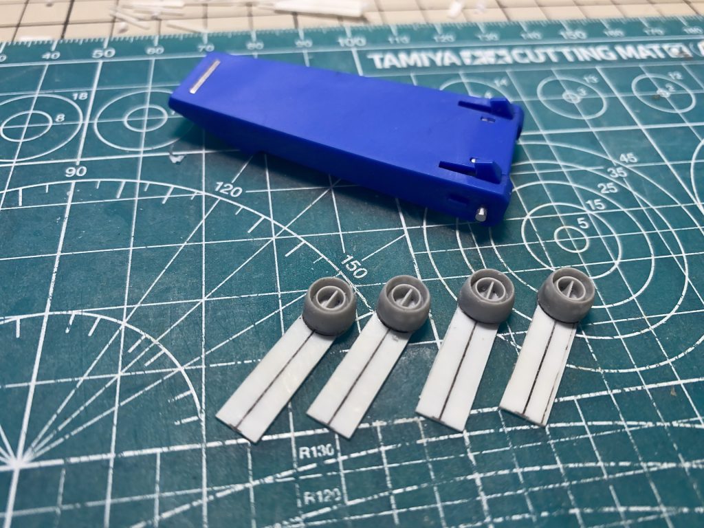 肩のディテールアップに複製したレジンパーツを使用