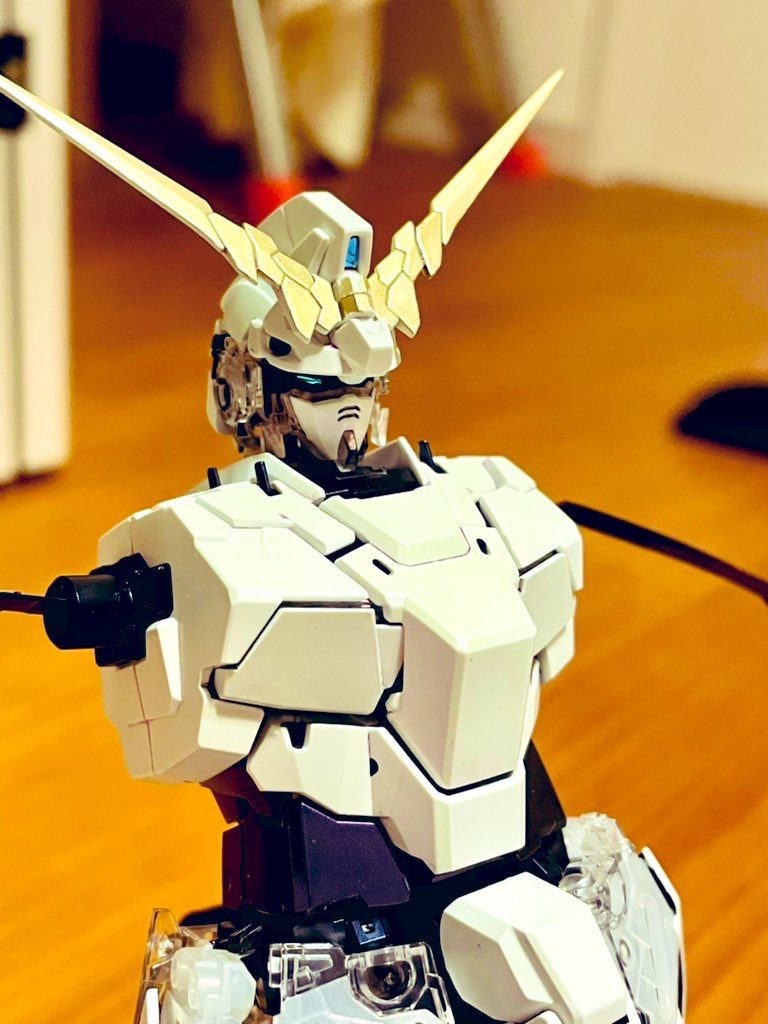 ユニコーンモードのアイシールド、デストロイモードのツインアイとトサカのカメラは、偏光フィルムを貼っています。