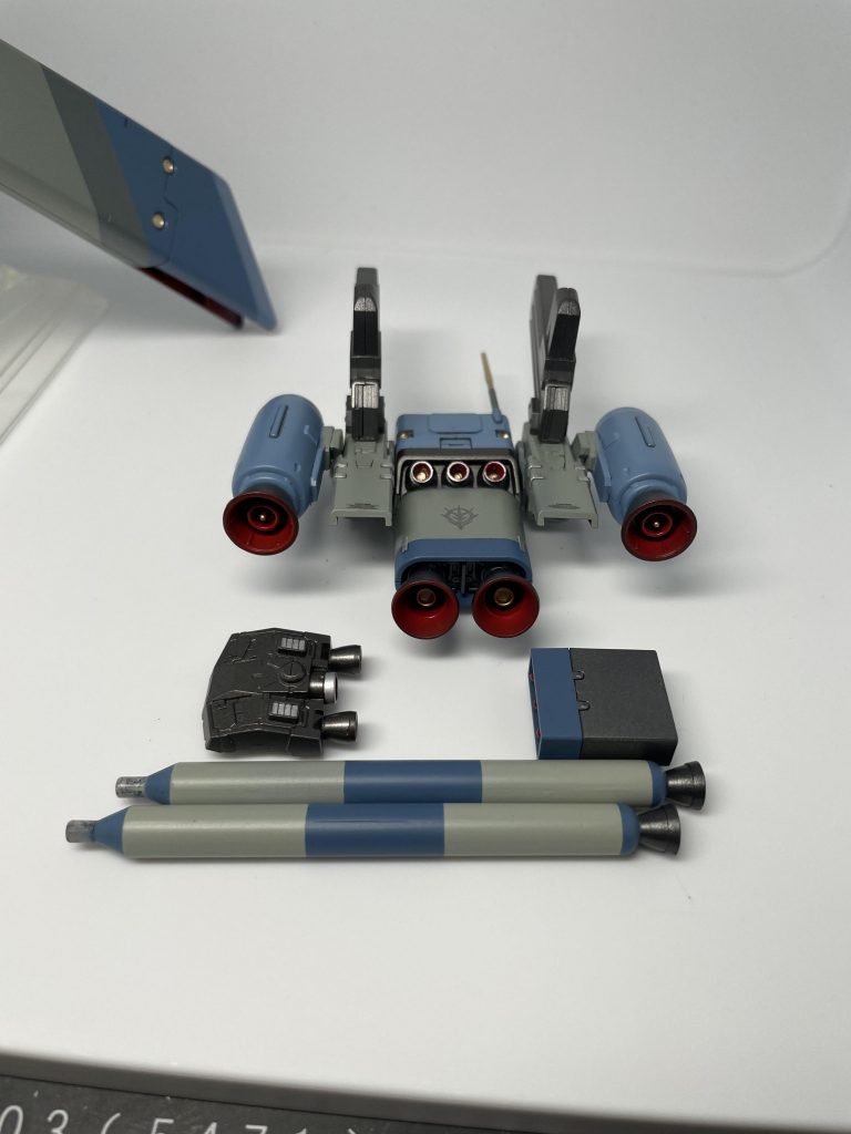 ミサイルポッドとサブスラスターはネオジム磁石で脱着可能。プロペラントブースターも外れます。