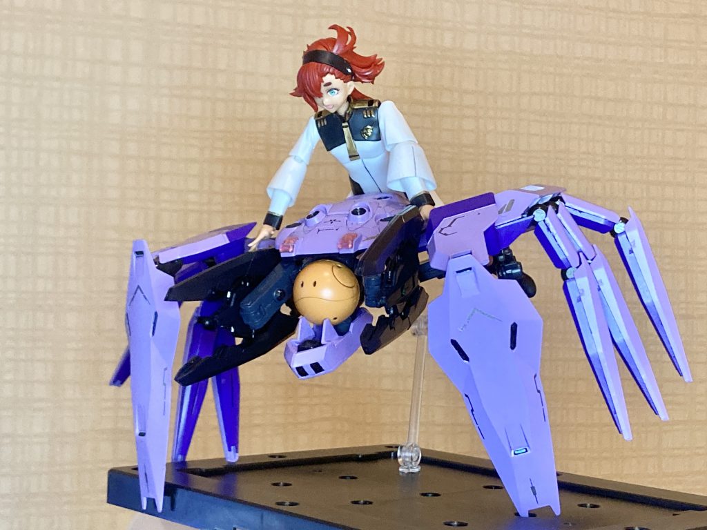 【オマケ】ヘッドガードにハロがスッポリとハマりました。今回一緒にスレッタも持って行ったので、次の投稿もお楽しみに!せっかくだからひたぎ以外の化物語のメインキャラも、ガンプラ作品としてシリーズ化しちゃおうかな。