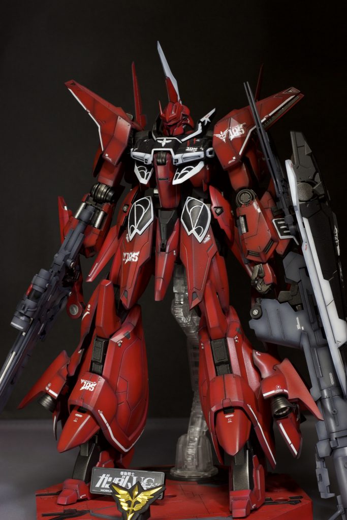 全身頭部:筋彫り追加とモノアイをHアイズに変更。 首の延長胴体:襟にエングレービング追加。設定にあるビームバルカンを追加。コクピットにサイコフレームの追加。貧弱だった腰の大型化腕部:手首を連邦用ビルダーズハンドに変更。ビームサーベルの付く腕をギリギリまで幅詰め。脚部:スネに追加パーツ。太もも延長。バーニアをビルダーズパーツに変更。足首のポリキャップ隠しを自作して延長。爪先のボリュームアップ