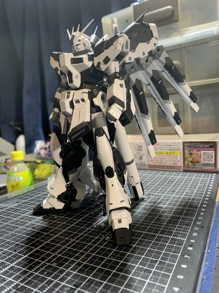 ヤスリがけが終わり、とりあえず白黒にして様子を見た状態です。これはこれで落ち着いてていいかもです。