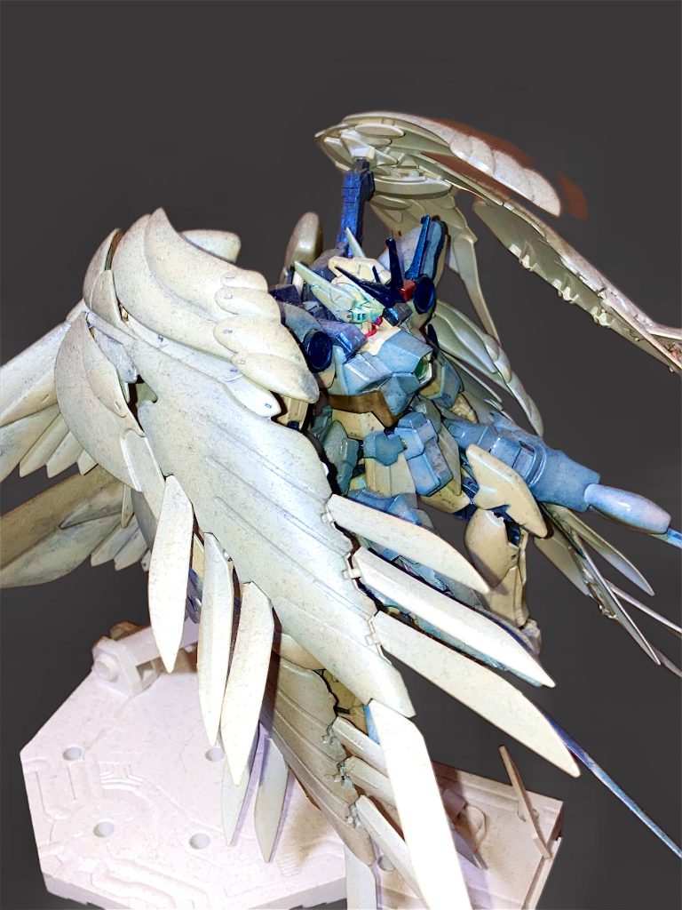 光の当たり方でクリアが青くも、紫にも変化します。