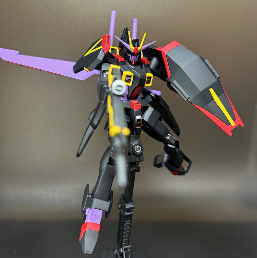 肩、肘、腹、膝、股関節を他キットから移植して可動範囲を広く取り、特徴的な大腿部はHGCEインフィニットジャスティスの物に元のガイアのパーツを組み合わせて再現しています。