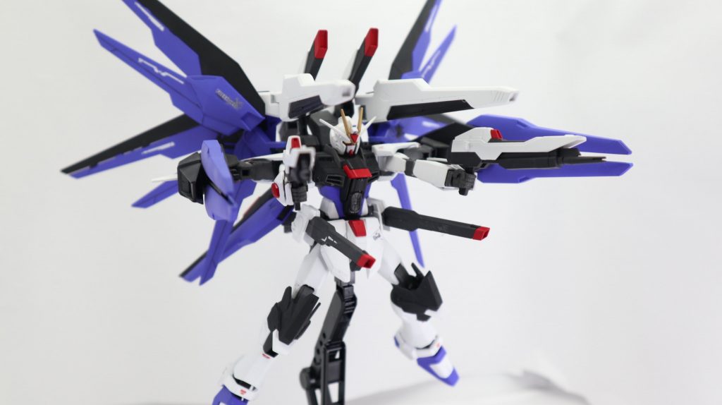 ハイマットフルバーストです!若干窮屈ですがしっかり再現できます。肩のアメストバックパックもしっかり前に向いてくれます。