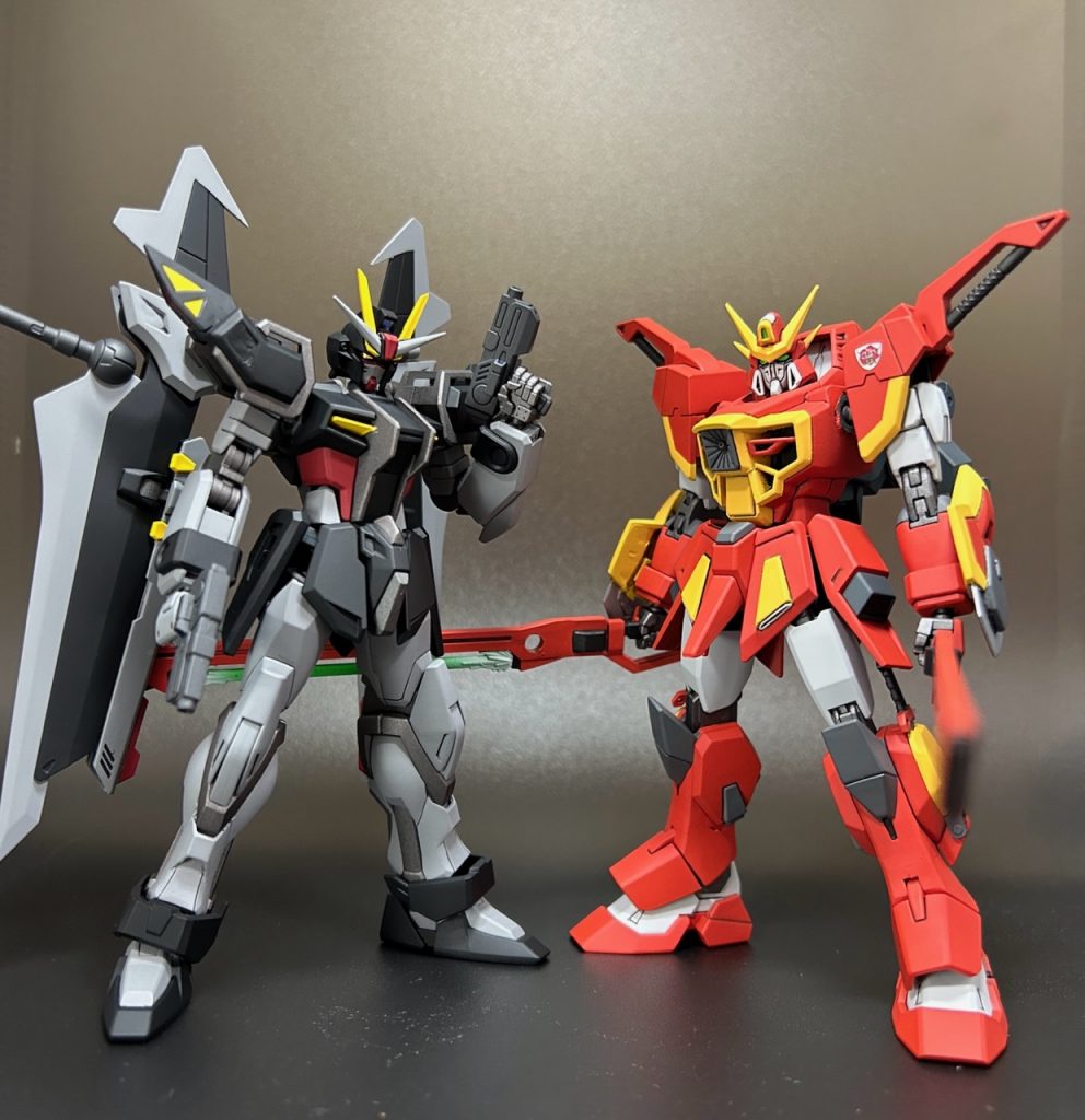 HGCEストライクベースのノワールと。全体的にプロポーションを調整してあるので、現行キットと並べてもあまり違和感無い体型に。