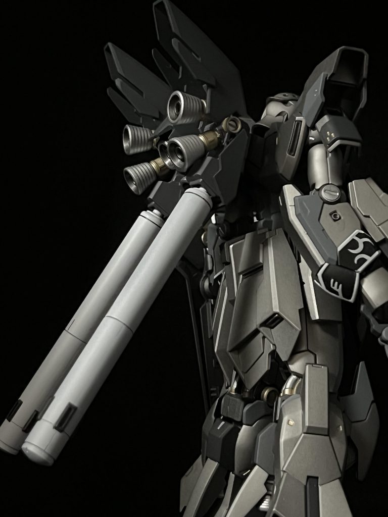 斜め後ろから袖等は、一般的なエングレービング塗装(全体白にエナメル黒を重ね、部分拭き取り)で。背部バーニアも、金具部分をゴールド等塗り分けることで見た目の格好はついたかと。