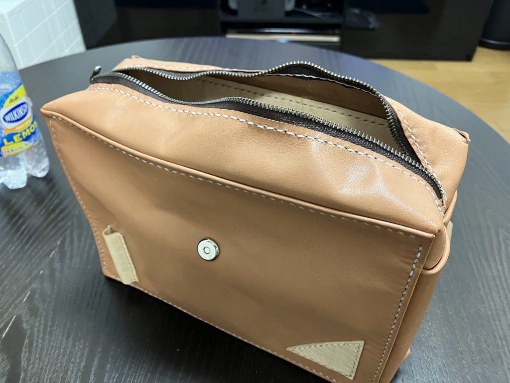 一応実用できるレベルでファスナーやポケットもつけました。本物は手持ちできる他、謎の力で胸前や腰裏につけてますがこちらはショルダーバッグで設定よりやや小さめです。