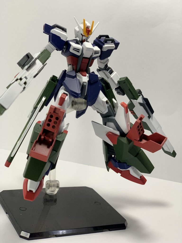 両膝の装備するのは、「グレイル6連装ミサイルランチャー」誘導弾、無誘導弾の打ち分けが可能であり、対MS戦の迎撃用として利用される